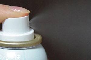 保濕噴霧可以噴頭發(fā)嗎？解決頭發(fā)干枯問題