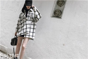 襯衫里面要穿衣服嗎？要看襯衫的面料顏色