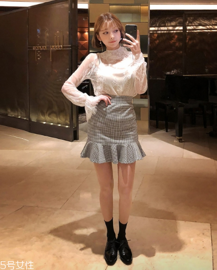 白色蕾絲上衣怎么搭配？女人味盡顯