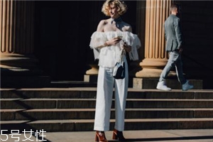 荷葉邊上衣配什么褲子？塑造浪漫小女人氣質(zhì)