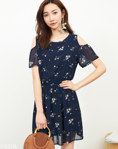 露肩上衣怎么搭配？屬于春天的小性感