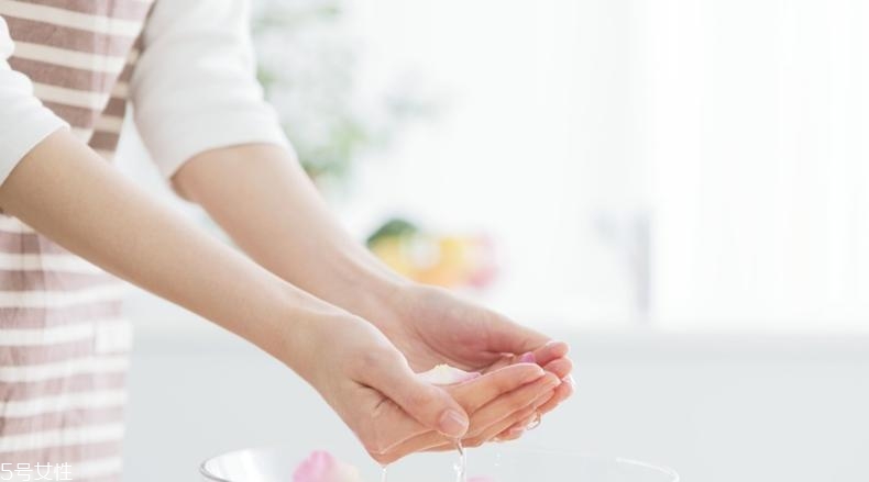 洗面奶洗后緊繃怎么回事？這6招讓你春季洗臉不拔干