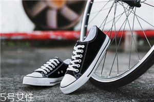帆布鞋可以水洗嗎？帆布鞋應(yīng)該這樣洗