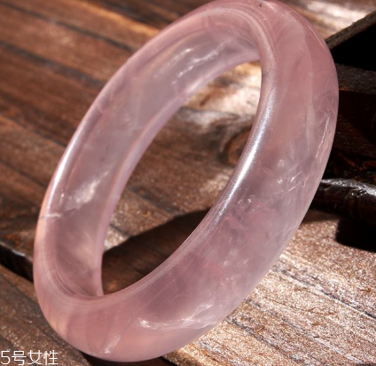 粉晶手鐲戴哪只手？左手才能發(fā)揮作用
