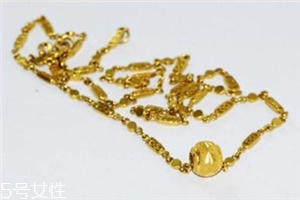 泡溫泉可以戴金項(xiàng)鏈嗎？泡溫泉最好別佩戴飾品