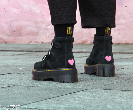 lazy oaf與dr.martens聯(lián)名厚底馬丁靴多少錢(qián)_在哪買(mǎi)？