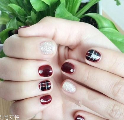 美甲的形狀和顏色怎么搭配？劍型指甲適合紅與黑