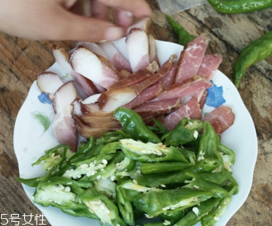 煙熏臘肉是熟的嗎？是生肉腌制的