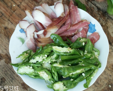 煙熏臘肉是熟的嗎？是生肉腌制的