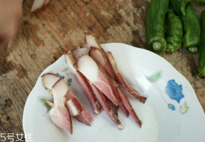 煙熏臘肉是熟的嗎？是生肉腌制的