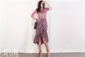 格子裙搭配什么上衣？俏皮少女范兒