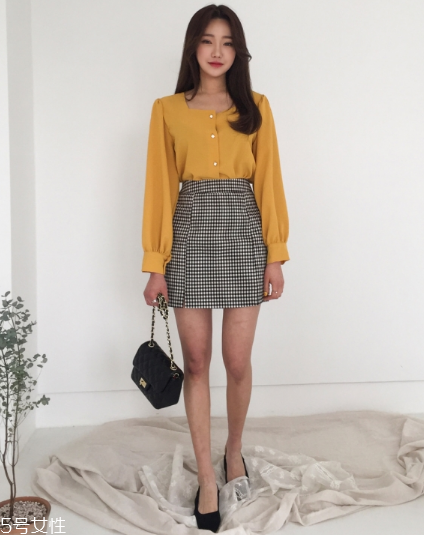 格子裙搭配什么上衣？俏皮少女范兒