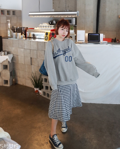 格子裙搭配什么上衣？俏皮少女范兒