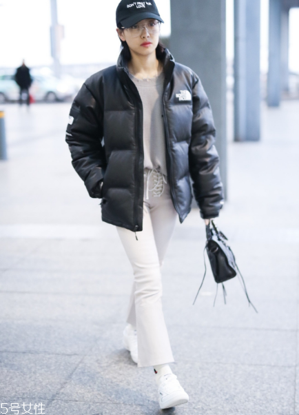 白褲子怎么搭配衣服好看？跟著明星學(xué)穿搭