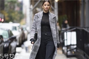 黑色打底衫怎么配衣服？時(shí)尚界的常青單品