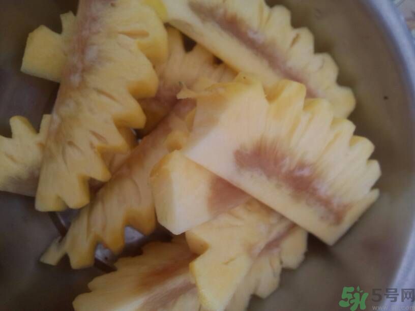 菠蘿里面發(fā)黑能吃嗎？切開菠蘿里面是黑色的怎么回事？