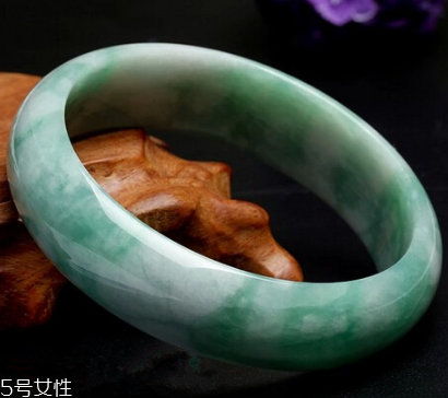 玉手鐲有裂紋還能戴嗎？玉石專(zhuān)家告訴你答案