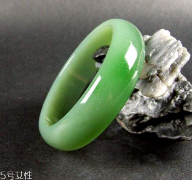 玉手鐲取不下來怎么辦？小妙招輕松取下玉手鐲