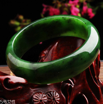 玉手鐲可以戴著睡覺(jué)嗎？玉手鐲有助于睡眠