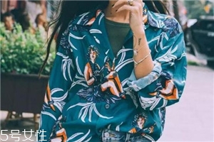 碎花衣服怎么搭配？美上天的秘密武器