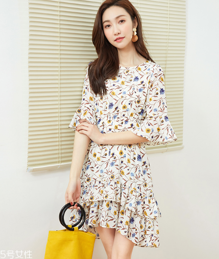 碎花衣服怎么搭配？美上天的秘密武器