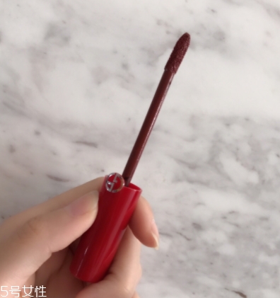 阿瑪尼紅管唇釉200是什么顏色？阿瑪尼紅管200唇部試色