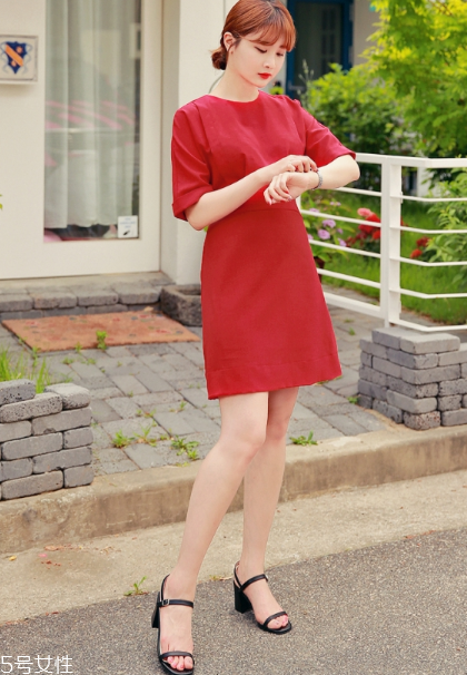 紅色連衣裙配什么鞋子好看？紅色連衣裙搭配鞋子示范