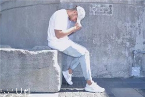 小白鞋要穿襪子嗎？穿小白鞋用不用穿襪子