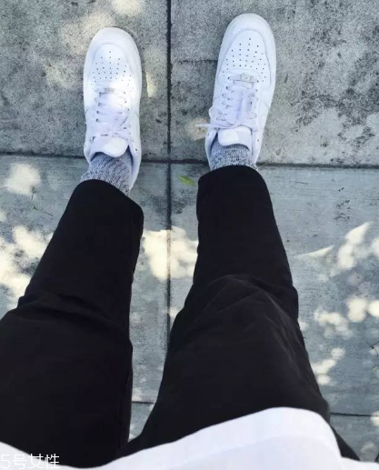 小白鞋上的泥怎么去除？小白鞋上的泥點清洗方法