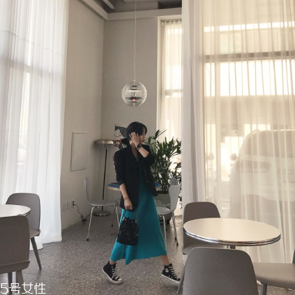 無(wú)袖連衣裙怎么搭配外套？無(wú)袖連衣裙搭配圖片