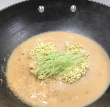 牛奶辛拉面煮多久？牛奶辛拉面牛奶和水的比例
