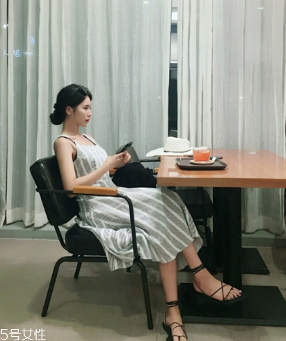 條紋連衣裙配什么鞋子？條紋連衣裙搭配鞋子圖片