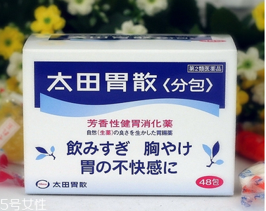 太田胃散的功效 太田胃散治什么?。?></p><h3>胃疼一般在哪個(gè)位置</h3><p>胃位于腹腔左上方，大部分在左季肋部，小部分在上腹部。上與食管下端相連，下與十二指腸球部相連。與食管連接處稱賁門，與十二指腸球部相連稱為幽門。胃從左膈下自左向右橫跨上腹部。胃的形態(tài)、大小和位置的變異，取決于體型、體位、胃壁張力、胃的膨脹度以及鄰近器官有無(wú)對(duì)胃的壓迫等。</p><p>當(dāng)胃內(nèi)容物排空時(shí)可能鄰近臟器全部掩蓋，當(dāng)胃充盈時(shí)胃前壁大部分與橫膈相接觸，胃體前壁的一部分與前腹壁直接接觸。胃的活動(dòng)度也很大，其位置隨體位、橫膈運(yùn)動(dòng)、胸腔內(nèi)壓力和腹腔內(nèi)壓力的改變而變化，如深吸氣時(shí)胃可下降數(shù)厘米，腹部壓力增加時(shí)胃的位置可向上移。</p><p>胃可分為4部分：進(jìn)賁門的部分稱賁門部;自賁門平面向左上方膨隆的部分稱胃底，新生兒和小兒的胃底不明顯;胃的中部為胃體;進(jìn)幽門的部分為幽門部(又稱胃竇部)，即由角切跡向胃大彎膨隆處作一連線的右側(cè)為幽門部。幽門部的大彎側(cè)常有一淺溝稱中間溝，借此溝可將幽門部分為左側(cè)的幽門竇和右側(cè)的幽門管，幽門管長(zhǎng)約2～3厘米，終止于幽門。此處，臨床上尚可應(yīng)用以下一些解剖標(biāo)志：胃靠近前腹壁的一面稱胃前壁，相對(duì)的稱胃后壁，胃前壁和胃后壁相連的上緣稱胃小彎，下緣稱胃大彎，胃小彎在離幽門2.5～3厘米處，有一凹入痕跡稱胃角或胃角切跡。</p><p>胃痛都是中上腹痛.胃在左肋的的下面一點(diǎn)點(diǎn),也就是在心臟的下面,不過(guò),胃病的種類比較多,表現(xiàn)的癥狀也不相同,一般常見(jiàn)的胃痛一般是胃炎或者胃潰瘍引起的,而且,胃潰瘍一般伴有反酸的現(xiàn)象.痛的時(shí)候是左腹部痛,如果嚴(yán)重的話,可能左右都會(huì)痛的。</p><p style=