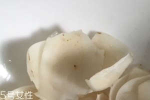 新鮮百合可以燉雞嗎？新鮮百合燉雞好吃嗎？
