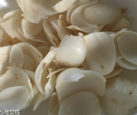 新鮮百合可以燉雞嗎？新鮮百合燉雞好吃嗎？