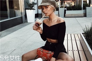 鎖骨鏈怎么搭配？鎖骨鏈搭配衣服技巧