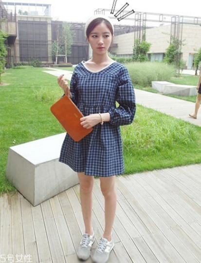 格子連衣裙搭配什么鞋子？格子連衣裙搭配技巧