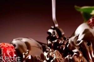 巧克力糖漿怎么做？巧克力糖漿可以做什么？