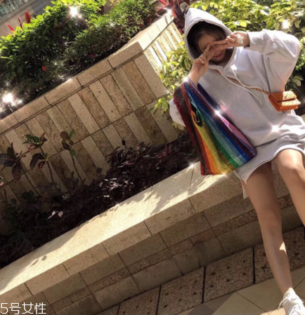 ashish彩虹亮片包多少錢？ashish彩虹亮片包價格