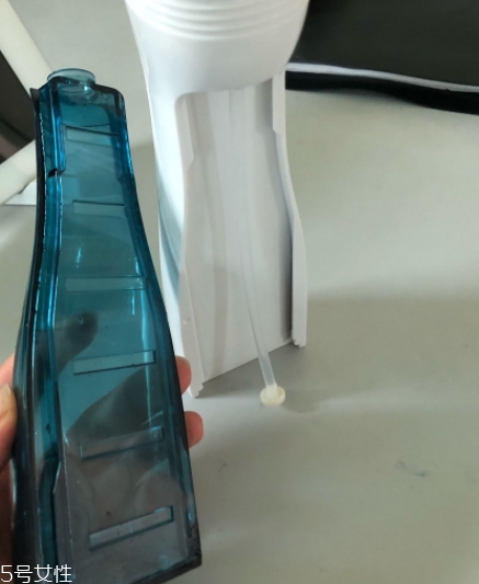 沖牙器和牙線哪個好？沖牙器和牙線的優(yōu)缺點(diǎn)