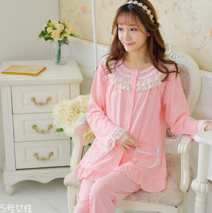 睡衣里面要穿內(nèi)衣嗎？睡衣里面穿不穿內(nèi)衣