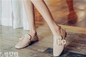 單鞋要買(mǎi)大還是買(mǎi)?。繂涡I(mǎi)大點(diǎn)還是小點(diǎn)好