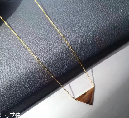 項鏈可以戴著睡覺嗎？項鏈睡覺戴好不好
