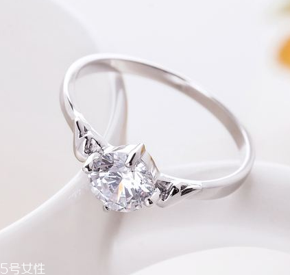 戒指會(huì)越戴越松嗎？戒指會(huì)不會(huì)越戴越大？