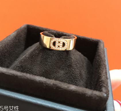 戒指為什么要戴在無名指上？戒指戴在無名指的含義