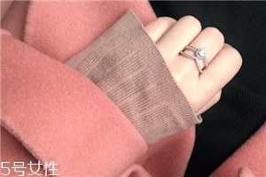 戒指戴小指是什么意思？戒指戴小指代表什么含義