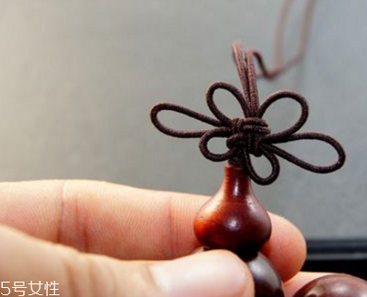手鏈上的中國結(jié)怎么編？手鏈上的中國結(jié)編法教程
