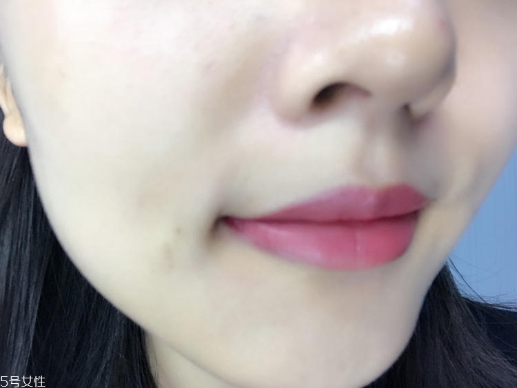 mac brick o la口紅日常嗎？mac brick o la上嘴圖