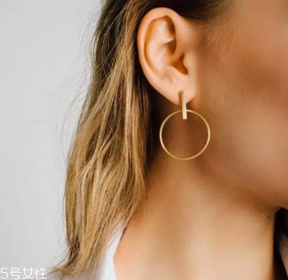 耳環(huán)可以戴著睡覺(jué)嗎？耳環(huán)能不能戴著睡覺(jué)