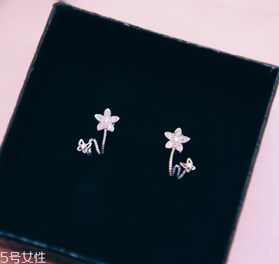 耳釘可以用鹽水消毒嗎？耳釘用鹽水消毒有用嗎